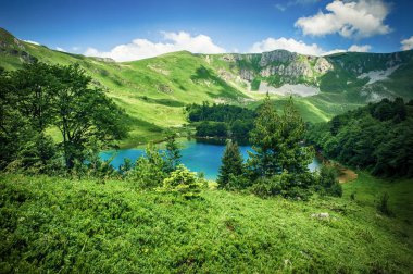 Kristal berraklığında göl ile güzel dağ panoramik görünümü