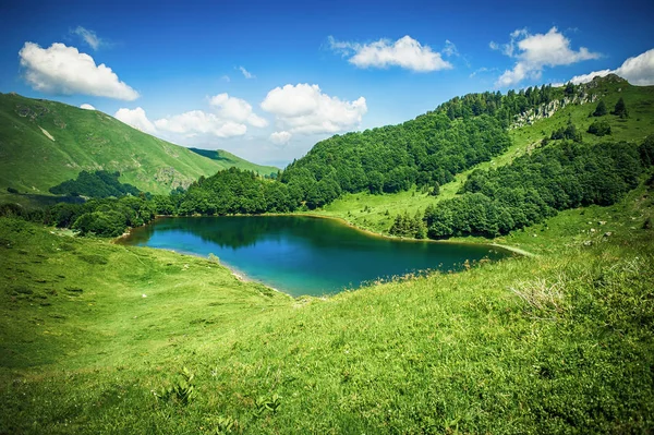 Vista panorámica de la hermosa cordillera con lago cristalino —  Fotos de Stock