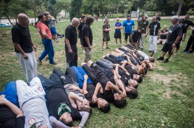 Uluslararası öğrencilerin büyük bir grup sert mukavemet enerji eğitimi var