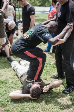 Uluslararası öğrencilerin büyük bir grup sert mukavemet enerji eğitimi var