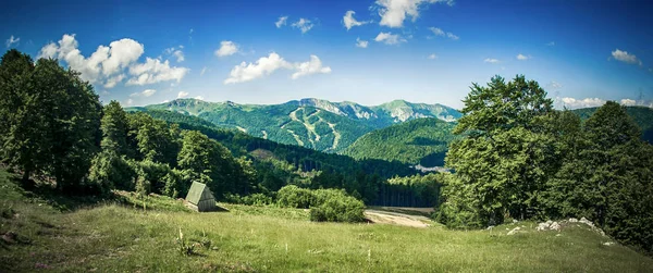 Panoramautsikt över idylliska bergslandskap med fräscha gröna ängar — Stockfoto