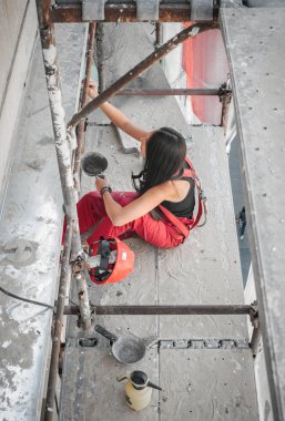 İskele, sıva ve yenileme binası üzerinde kadın inşaat mason