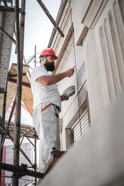 Bauarbeiter verputzt alte Hauswand mit Zementputzmischung — Stockfoto