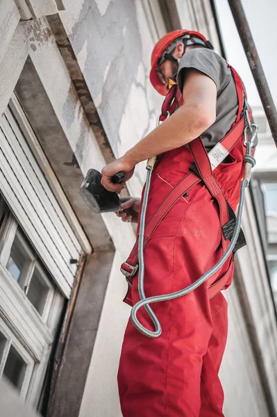 Bauarbeiter verputzt alte Hauswand mit Zementputzmischung — Stockfoto