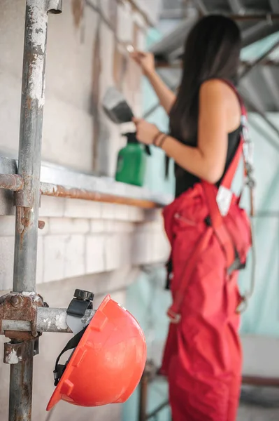 Bauarbeiterinnen auf dem Gerüst, verputzen und sanieren Gebäude — Stockfoto