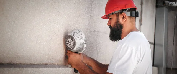 Trabalhador pedreiro construção reboco velho edifício parede usando cimento gesso mistura — Fotografia de Stock