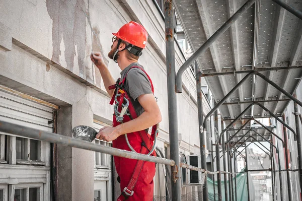 Bauarbeiter verputzen Hauswand mit Zementputz-Mischung — Stockfoto