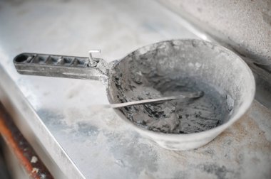 İnşaat alanı iskelesi ve çalışma aletleri var. Yenileme işlemi yapılıyor