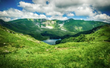 Kristal berraklığında göl ile güzel dağ panoramik görünümü