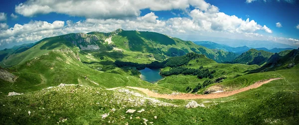 Kristal berraklığında göl ile güzel dağ panoramik görünümü — Stok fotoğraf