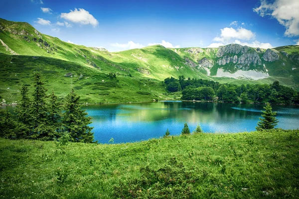 Vista panorâmica da bela gama de montanhas com lago cristalino — Fotografia de Stock