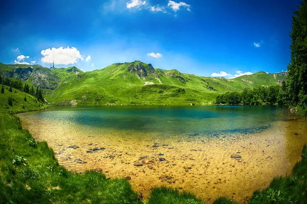 Panoramautsikt over vakre fjell med krystallklar innsjø – stockfoto