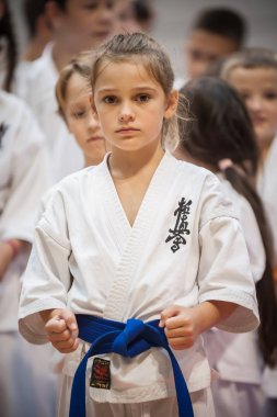 Kimono giymiş, Dövüş Sanatları Spor Gösterisi 'nde küçük tatlı bir kız.