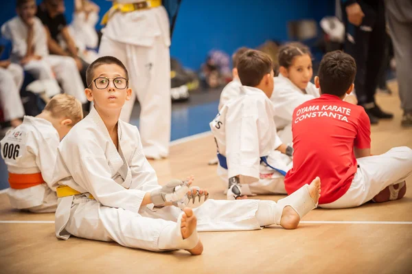 Barn och barn kampsport Sport Demonstration. Kyokushin vara — Stockfoto