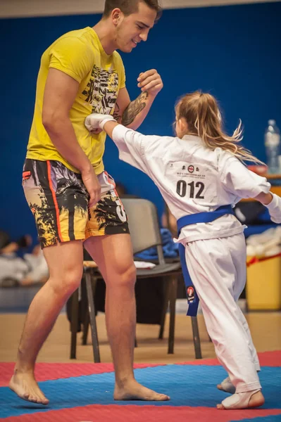 Τα παιδιά και τα παιδιά πολεμικές τέχνες άθλημα επίδειξης. Kyokushin να — Φωτογραφία Αρχείου