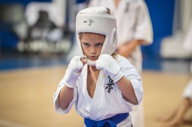 Spor kimonolu küçük çocuklar. Kyokushin karate turnuvası