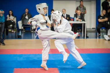 Spor kimonolu küçük çocuklar. Kyokushin karate turnuvası