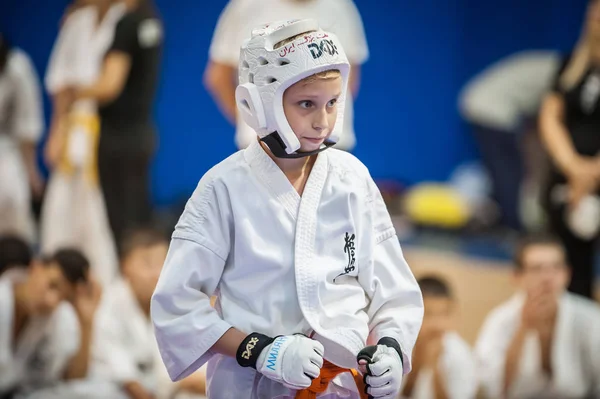 Små barn och barn i sport kimono. Kyokushin karate tourn — Stockfoto