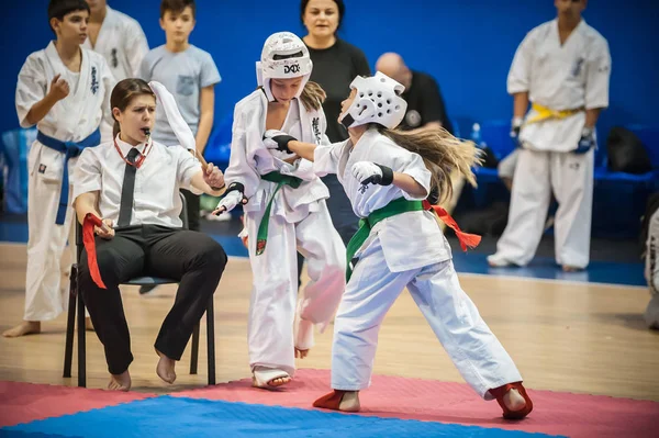 Kisgyerekek és gyerekek a sport kimonóban. Kyokushin karate túra — Stock Fotó