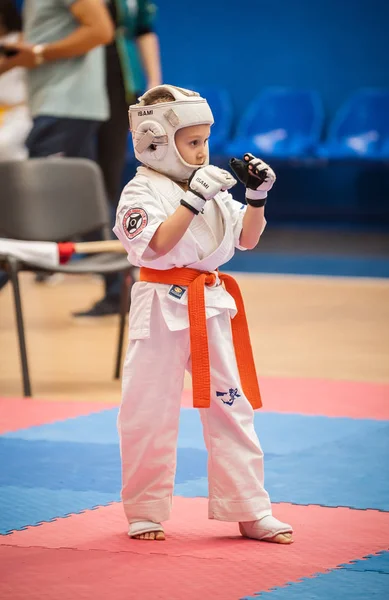 Små barn och barn i sport kimono. Kyokushin karate tourn — Stockfoto