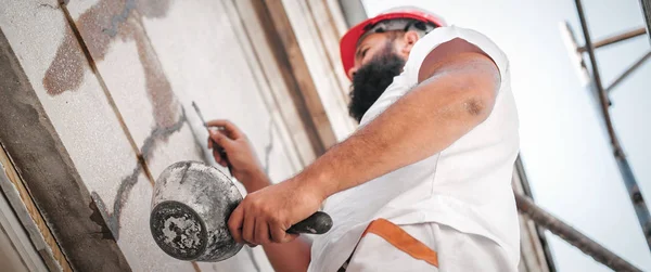 Ouvrier de maçonnerie mélangeant ciment et sable avec une spatule — Photo