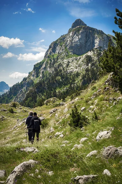 A túrázók ösvényen járnak. Emberek csoportja túrázás a hegyekben — Stock Fotó