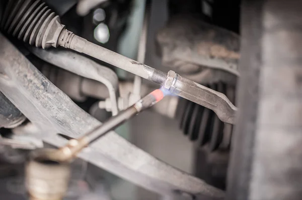 Автомобільний майстер механічний ремонт нагрівання гвинтів вогнетривкими — стокове фото