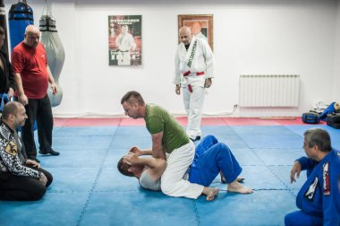 Sensei Avi Nardia Bjj Brezilya jiu-jitsu yer kontrol tekniğini gösteriyor 