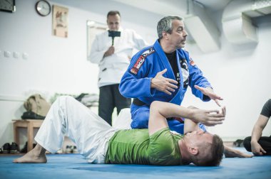 Sensei Avi Nardia Bjj Brezilya jiu-jitsu yer kontrol tekniğini gösteriyor 