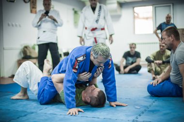 Sensei Avi Nardia Bjj Brezilya jiu-jitsu yer kontrol tekniğini gösteriyor 