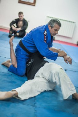 Sensei Avi Nardia Bjj Brezilya jiu-jitsu yer kontrol tekniğini gösteriyor 