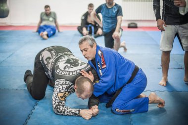 Sensei Avi Nardia Bjj Brezilya jiu-jitsu yer kontrol tekniğini gösteriyor 