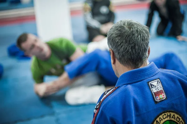 Sensei Avi Nardia demonstra BJJ Brazilian jiu-jitsu ground control technique — Fotografia de Stock