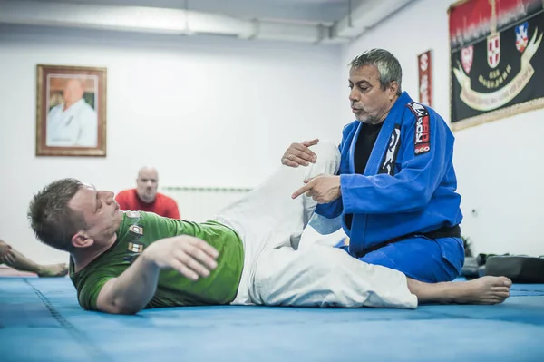 Sensei Avi Nardia demonstra BJJ Brazilian jiu-jitsu ground control technique — Fotografia de Stock