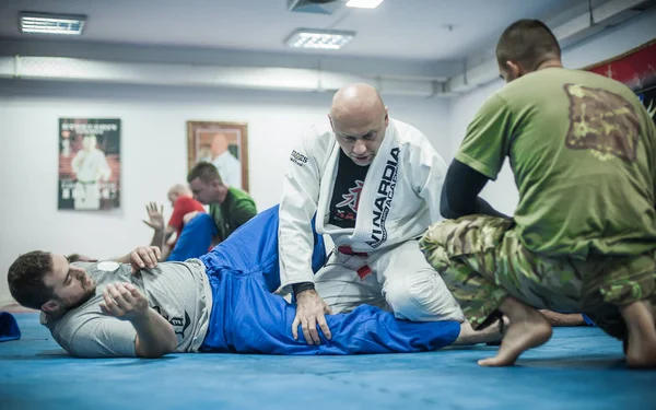 Sensei Avi Nardia demonstra BJJ Brazilian jiu-jitsu ground control technique — Fotografia de Stock