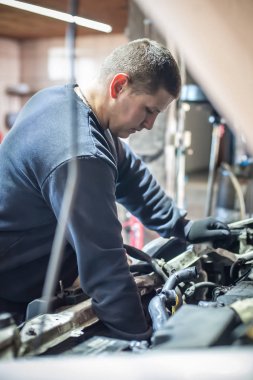 Araba tamircisi teknisyenleri kontrol eder ve oto tamir eder.
