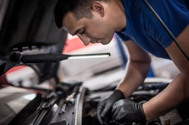 Araba tamircisi teknisyenleri kontrol eder ve oto tamir eder.