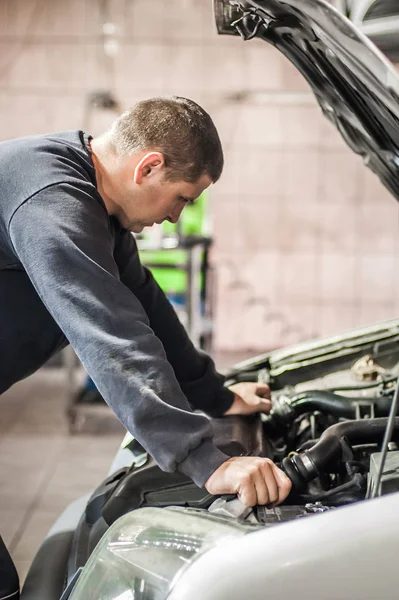 Mecánico de coches reparador técnico de servicio verificaciones y reparaciones de automóviles —  Fotos de Stock