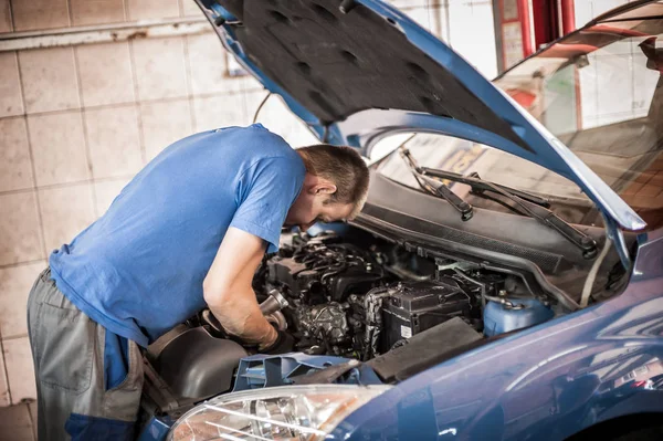 Mecánico de coches reparador técnico de servicio verificaciones y reparaciones de automóviles —  Fotos de Stock