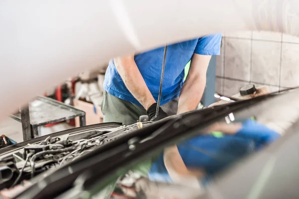 Araba tamircisi teknisyenleri kontrol eder ve oto tamir eder. — Stok fotoğraf