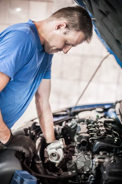 Mecánico de coches reparador técnico de servicio verificaciones y reparaciones de automóviles —  Fotos de Stock