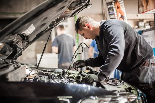 Dos reparadores mecánicos de automóviles técnico de servicio reparaciones auto engin —  Fotos de Stock