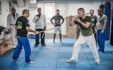 Kapap Krav Maga eğitmeni Avi Nardia, sopa dövüşü yapıyor.
