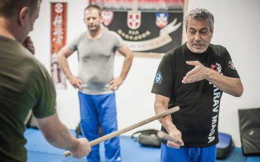 Kapap Krav Maga eğitmeni Avi Nardia, sopa dövüşü yapıyor.