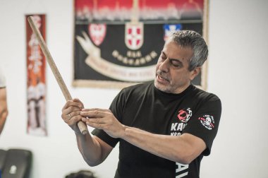 Kapap Krav Maga eğitmeni Avi Nardia, sopa dövüşü yapıyor.