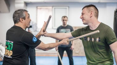 Kapap Krav Maga eğitmeni Avi Nardia, sopa dövüşü yapıyor.