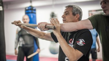 Kapap Krav Maga eğitmeni Avi Nardia, sopa dövüşü yapıyor.