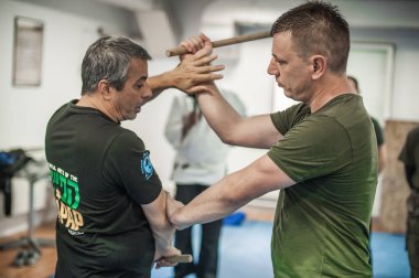Kapap Krav Maga eğitmeni Avi Nardia, sopa dövüşü yapıyor.