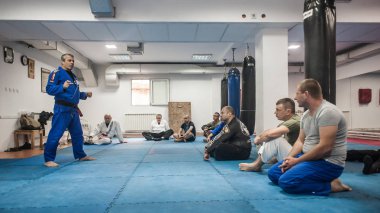 Kapap Krav Maga eğitmeni Avi Nardia ve bir grup öğrenci