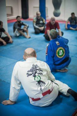 Kapap Krav Maga eğitmeni Avi Nardia ve bir grup öğrenci